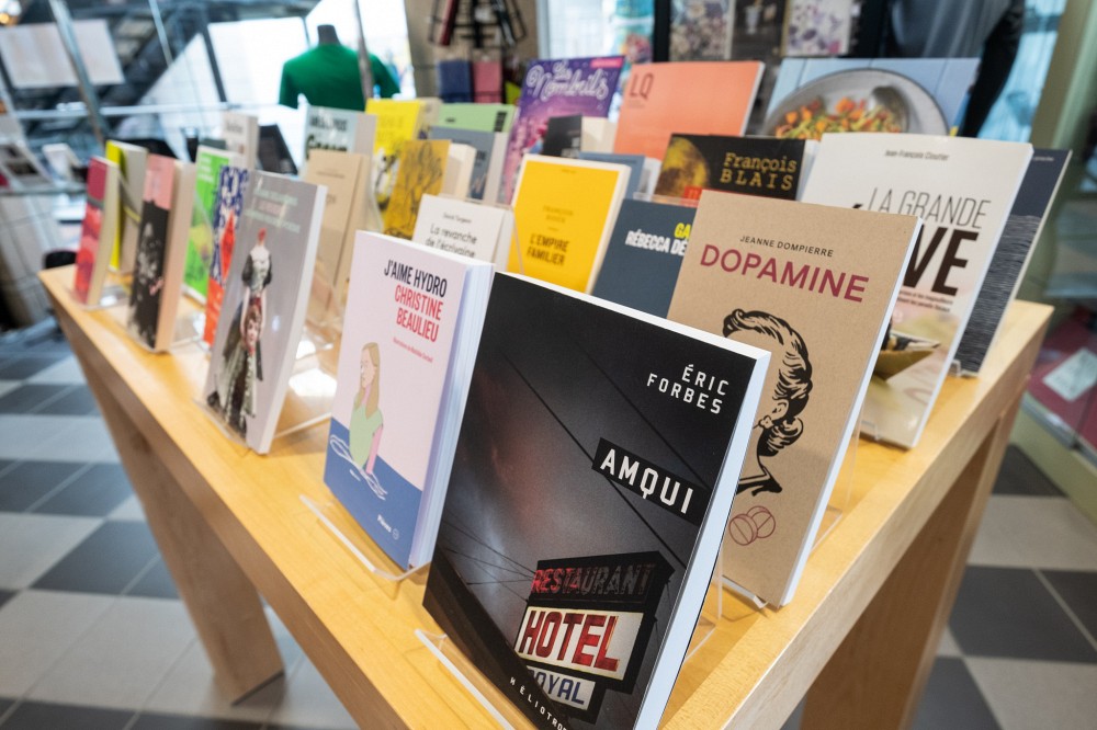 Les libraires font la part belle aux ouvrages qu&eacute;b&eacute;cois &agrave; l'approche du 12 ao&ucirc;t. Ici, la section pr&eacute;par&eacute;e &agrave; cet effet par la Coop&eacute;rative de l'UdeS.