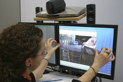 L'équipe du professeur Tousignant mène actuellement une programmation de recherche visant à déterminer si les services de physiothérapie dispensés via Internet sont aussi efficaces et à moindre coût que ceux administrés en clinique.