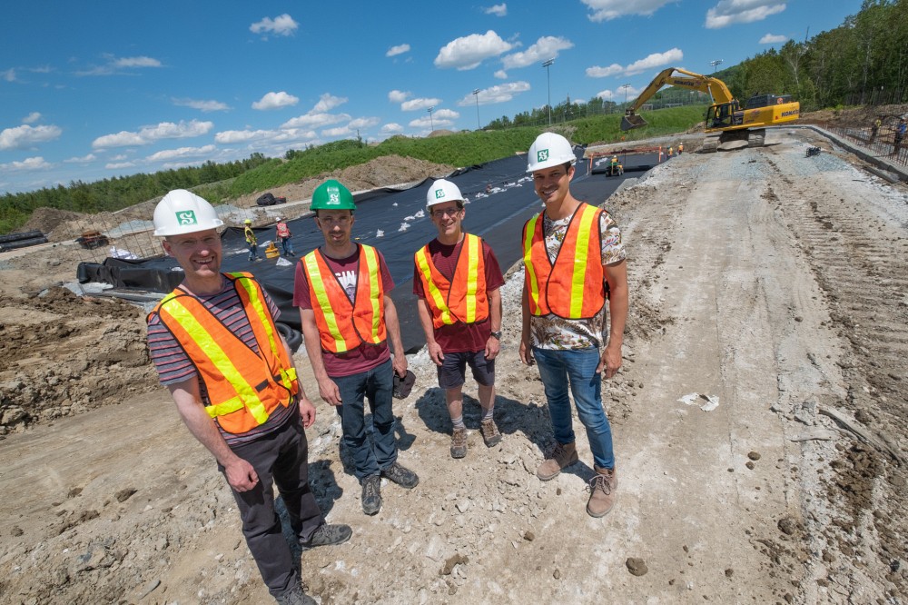 Pr Jay Lacey, Olivier Savary, professionnel de recherche, Pr Robert Leconte et Pr Mathieu Nuth au chantier de construction du Complexe hydrologique, hydraulique et environnement.