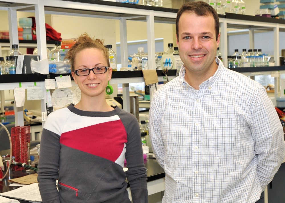L'&eacute;tudiante Anne-Marie Landry-Voyer et le professeur Fran&ccedil;ois Bachand.