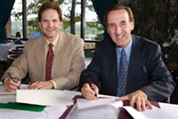Le 10 août dernier, le doyen de la Faculté de droit, Daniel Proulx, et l’honorable juge de la Cour du Québec, Guy Gagnon, ont signé la reconduction du protocole de coopération pour une durée de trois ans.
(Photo : Martin Blache)