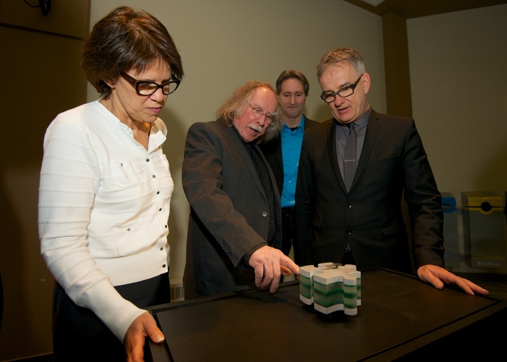 L'artiste Michel Goulet pr&eacute;sente son oeuvre &agrave; la rectrice, Luce Samoisette; &agrave; Mario Tr&eacute;panier, directeur g&eacute;n&eacute;ral du Centre culturel; et &agrave; R&eacute;jean H&eacute;bert, ministre de la Sant&eacute; et ministre&nbsp;responsable de la r&eacute;gion de l'Estrie.