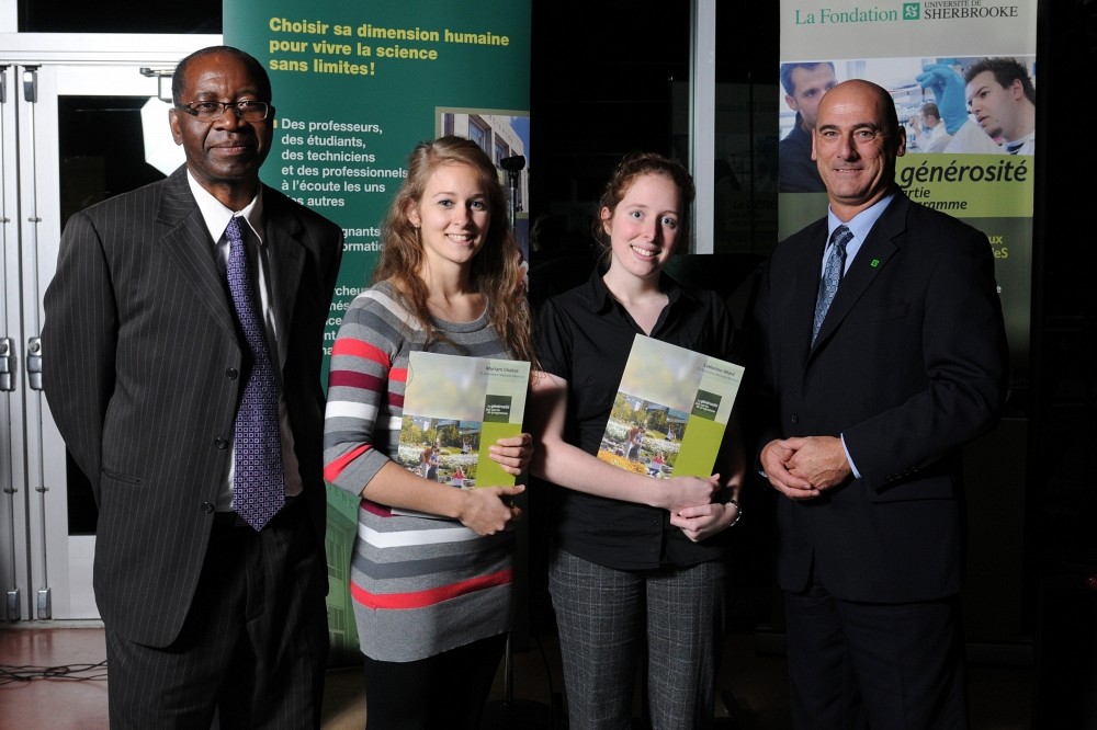 Monsieur Ernest Monga, directeur du D&eacute;partement de math&eacute;matiques, les r&eacute;cipiendaires Myriam Chabot et Catherine Allard, ainsi que monsieur Luc Naud, directeur march&eacute; de l&rsquo;affinit&eacute; chez TD Assurance Meloche Monnex.