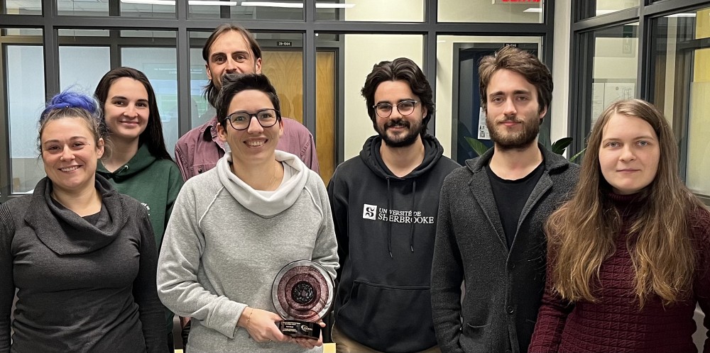 Marie Brunet, professeure-chercheuse &agrave; l'IRCUS au D&eacute;partement de p&eacute;diatrie de la Facult&eacute; de m&eacute;decine et des sciences de la sant&eacute; (FMSS), c&eacute;l&eacute;brant son prix en compagnie de son &eacute;quipe de recherche au retour du congr&egrave;s. De gauche &agrave; droite : Jo&euml;lle Vincent, professionnelle de recherche,&nbsp;Isabelle Perron-L&eacute;pine, &eacute;tudiante &agrave; la ma&icirc;trise,&nbsp;Francis Bourassa, &eacute;tudiant &agrave; la ma&icirc;trise (boursier FRQS), F&eacute;lix-Antoine Trifiro, &eacute;tudiant &agrave; la ma&icirc;trise (boursier FRQS), Ihor Arefiev, &eacute;tudiant&nbsp;&agrave; la ma&icirc;trise (boursier FRQS), et Valeriia Vasylieva, &eacute;tudiante &agrave; la ma&icirc;trise (boursi&egrave;re FRQNT)