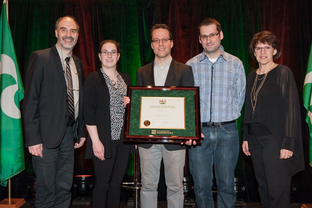 La rectrice Luce Samoisette et le vice-recteur Jacques Beauvais accompagnent le r&eacute;cipiendaire du Prix de la recherche et de la cr&eacute;ation 2016. Il est accompagn&eacute; de son &eacute;quipe de recherche,&nbsp;Marie-Claude Carrier et&nbsp;David Lalaouna.