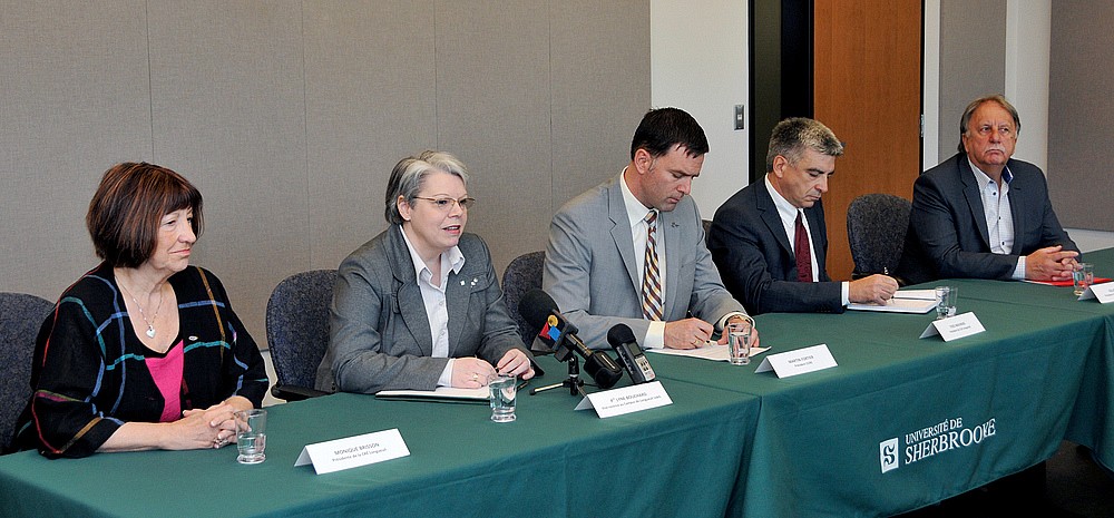 Monique Brisson, pr&eacute;sidente de la Conf&eacute;rence r&eacute;gionale des &eacute;lus de l'agglom&eacute;ration de Longueuil, Pre Lyne Bouchard, vice-rectrice au Campus de Longueuil, Martin Fortier, pr&eacute;sident de la Chambre de commerce et d'industrie de la Rive-Sud, Yves Maurais, pr&eacute;sident du Centre local de d&eacute;veloppement de l'agglom&eacute;ration de Longueuil et Gilles C&ocirc;t&eacute;, pr&eacute;sident-directeur g&eacute;n&eacute;ral de D&eacute;veloppement &eacute;conomique Longueuil &eacute;taient pr&eacute;sents au point de presse.