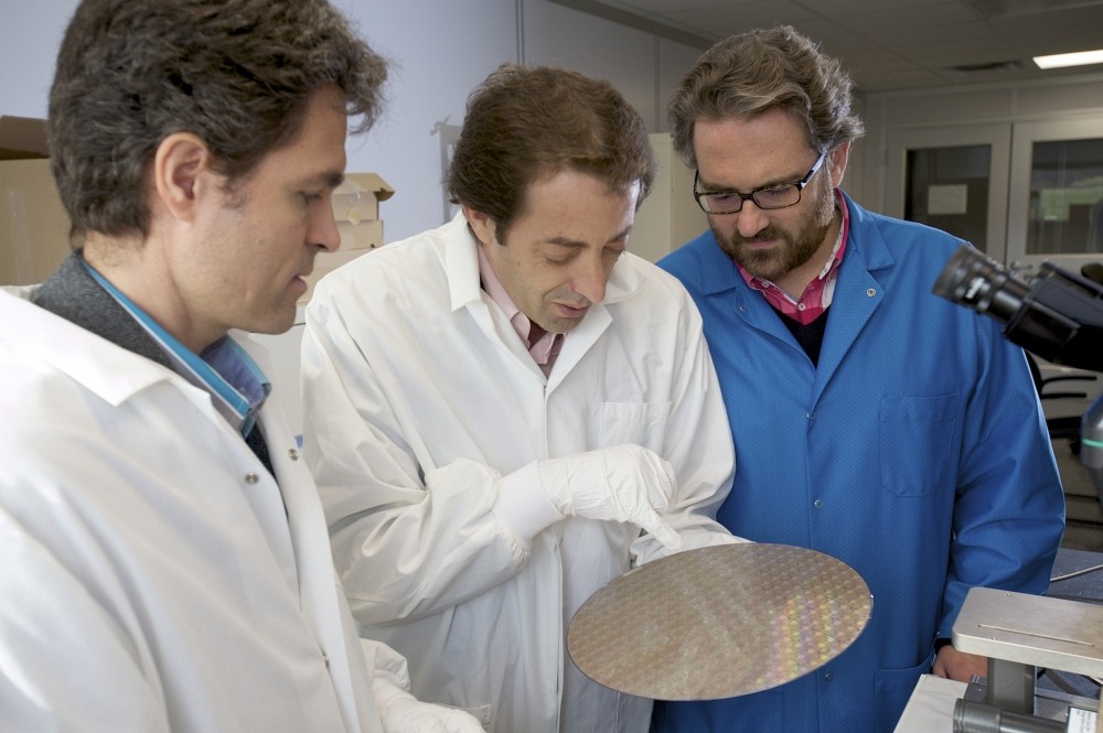 Luc Fr&eacute;chette pr&eacute;pare une visualisation microscopique, sous le regard d&rsquo;Abdelkader Souifi et de Vincent Aimez.