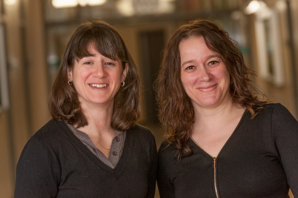 Les professeures Isabelle Lacroix et Karine Pr&eacute;mont de l'&Eacute;cole de politique appliqu&eacute;e