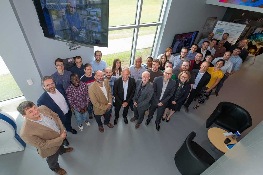 Plusieurs membres du 3IT en compagnie d'Antoine Petit, le pr&eacute;sident-directeur g&eacute;n&eacute;ral du Centre national de la recherche scientifique,&nbsp;lors de sa visite au 3IT en 2019.*Photo d&rsquo;archives, prise avant l'entr&eacute;e en vigueur des mesures sociosanitaires actuelles.&nbsp;Photo&nbsp;: Michel Caron - UdeS