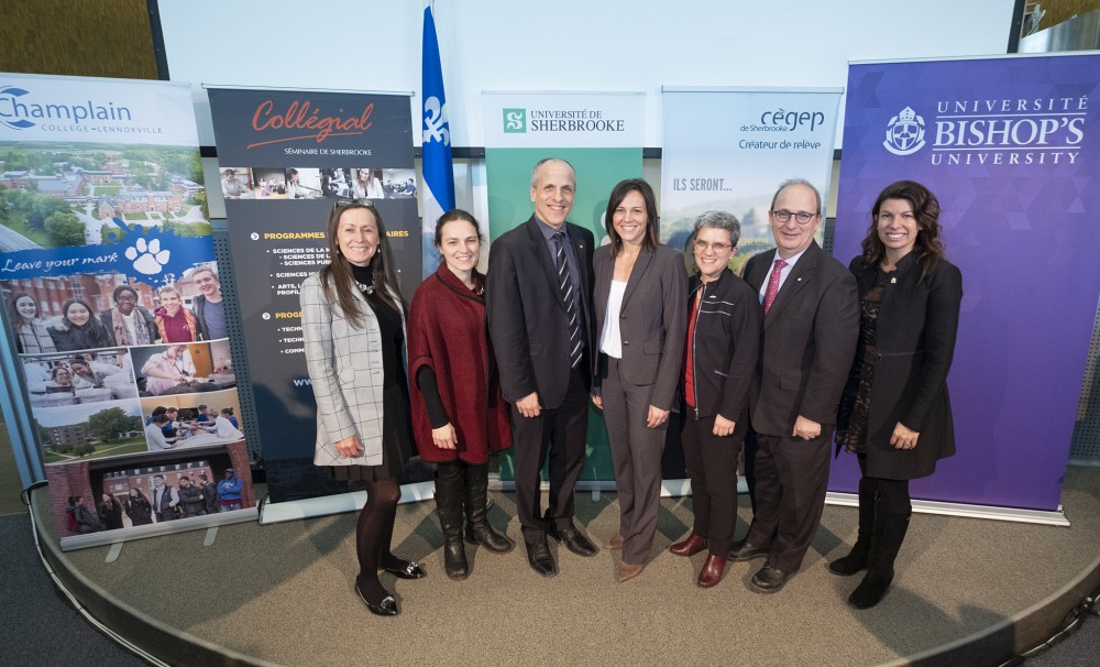 Odette C&ocirc;t&eacute;, directrice g&eacute;n&eacute;rale de Coll&egrave;ge Champlain, Nancy Beattie, directrice du Campus de Lennoxville du Coll&egrave;ge Champlain, Pierre Cossette, recteur de l'Universit&eacute; de Sherbrooke, Isabelle Charest, ministre d&eacute;l&eacute;gu&eacute;e &agrave; l'&Eacute;ducation, Marie-France B&eacute;langer, directrice g&eacute;n&eacute;rale du C&eacute;gep de Sherbrooke, Michael Goldbloom, principal de l'Universit&eacute; Bishop's, et Caroline Champeau, rectrice et directrice g&eacute;n&eacute;rale du Coll&eacute;gial du S&eacute;minaire de Sherbrooke.