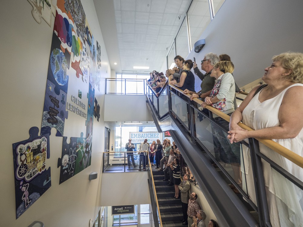 Les &eacute;tudiantes et &eacute;tudiants du cours Peinture et espaces, offert au certificat en arts visuel &agrave; la Facult&eacute; des lettres et sciences humaines, ont eu l&rsquo;occasion de participer &agrave; un projet de cr&eacute;ation artistique sortant de l&rsquo;ordinaire! Tout en approfondissant leur d&eacute;marche personnelle, ils et elles ont r&eacute;alis&eacute; une &oelig;uvre collective durable dans le cadre du cinquantenaire du r&eacute;gime coop&eacute;ratif de l&rsquo;Universit&eacute; de Sherbrooke.