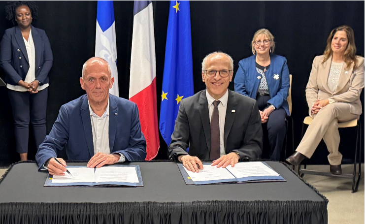 Le pr&eacute;sident-directeur g&eacute;n&eacute;ral du CNRS, Antoine Petit, et le recteur de l&rsquo;Universit&eacute; de Sherbrooke, le Pr&nbsp;Pierre Cossette, ont proc&eacute;d&eacute; &agrave; la signature officielle de la cr&eacute;ation du centre de recherche international Innovation pour une plan&egrave;te durable.