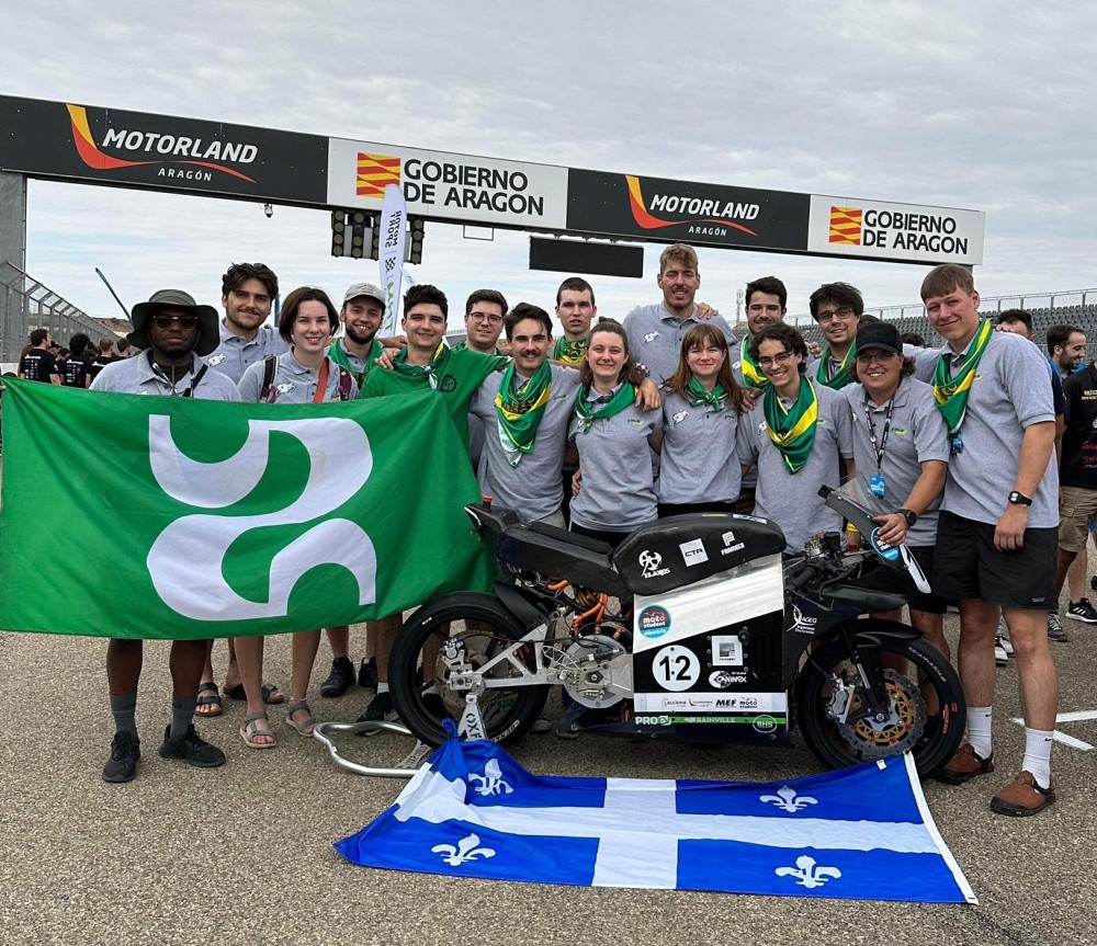 EMUS, un club &eacute;tudiant de la Facult&eacute; de g&eacute;nie,&nbsp;sur la piste de course mythique du circuit MotorLand Aragon en Espagne.