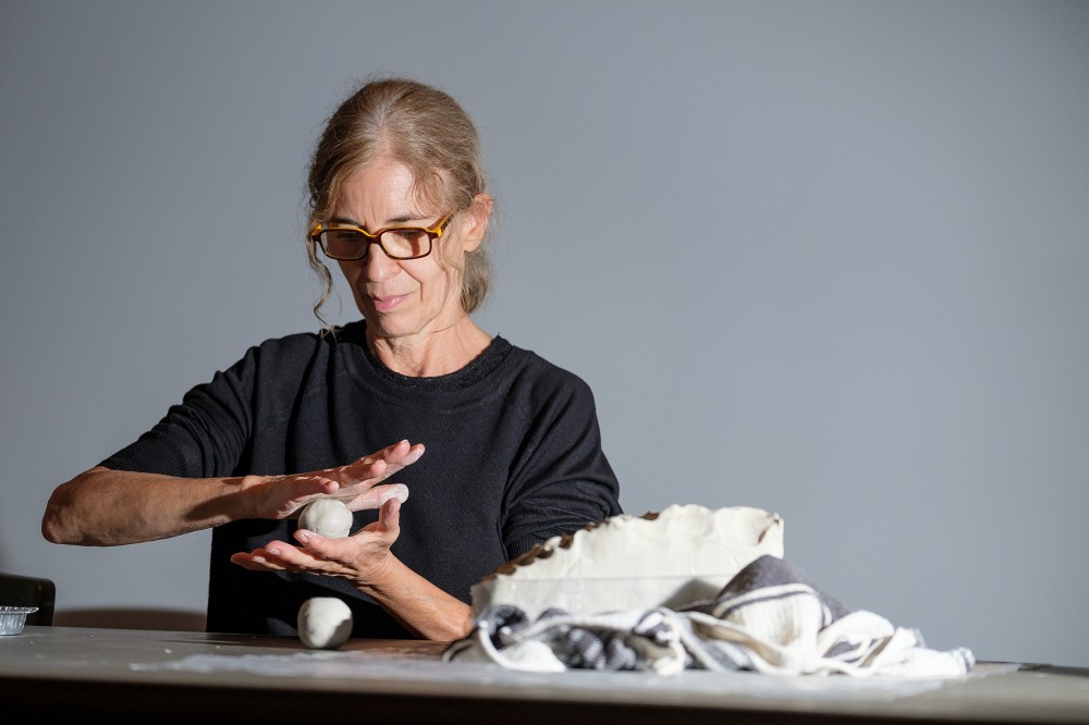 &Eacute;laine LaBrie en pleine cr&eacute;ation lors des portes ouvertes &agrave; la&nbsp;galerie d&rsquo;art Antoine-Sirois.