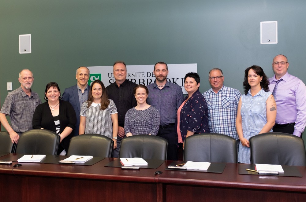 De gauche &agrave; droite, Jean Goulet, vice-recteur aux ressources humaines et vice-recteur aux relations internationales, Karine Maffet, le recteur Pierre Cossette, Caroline Raymond, Rock B&eacute;langer, pr&eacute;sident par int&eacute;rim du SEESUS, Julie Labelle, Germain Foley, repr&eacute;sentant aux affaires externes du SEESUS, Annie Trottier, secr&eacute;taire du SEESUS, Michel B&eacute;rub&eacute;, repr&eacute;sentant &agrave; l'information et aux communications, Marie-Jos&eacute;e Dostie, repr&eacute;sentante du groupe bureau au comit&eacute; de n&eacute;gociation, et Dany Tucotte, repr&eacute;sentant du groupe technique au comit&eacute; de n&eacute;gociation.