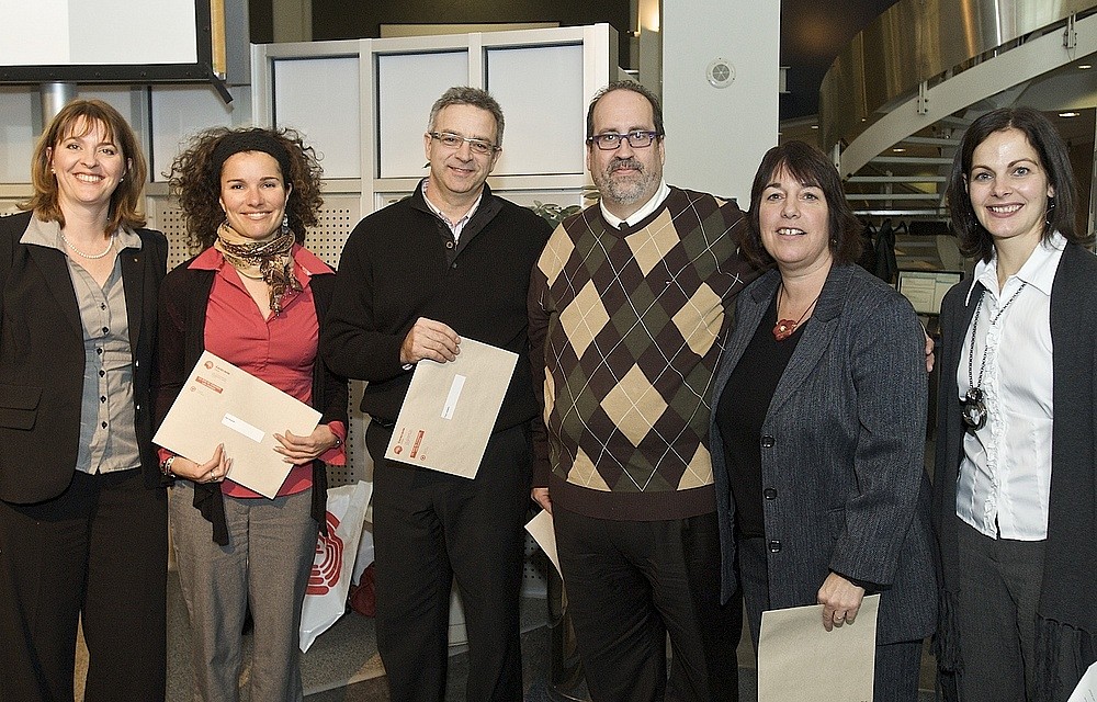 Aux extr&eacute;mit&eacute;s, &Eacute;laine Godbout et Manon Brassard ont soulign&eacute; l'engagement de quatre b&eacute;n&eacute;voles durant la campagne 2010&nbsp;: In&egrave;s Escayola, des Services &agrave; la vie &eacute;tudiante, Yvan Lambert, de la Facult&eacute; d'administration, Luc Sauv&eacute;, du SRHF, et Anne Hurtubise, de la FLSH.