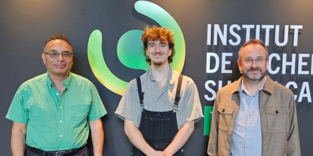 F&eacute;lix M&eacute;nard (au centre), nouveau boursier de l'IRCUS, en compagnie du directeur scientifique de l'IRCUS, le Pr Fran&ccedil;ois-Michel Boisvert, et de son directeur de ma&icirc;trise, le Pr Sherif Abou Elela, professeur-chercheur &agrave; l'IRCUS et &agrave; la Facult&eacute; de m&eacute;decine et des sciences de la sant&eacute;