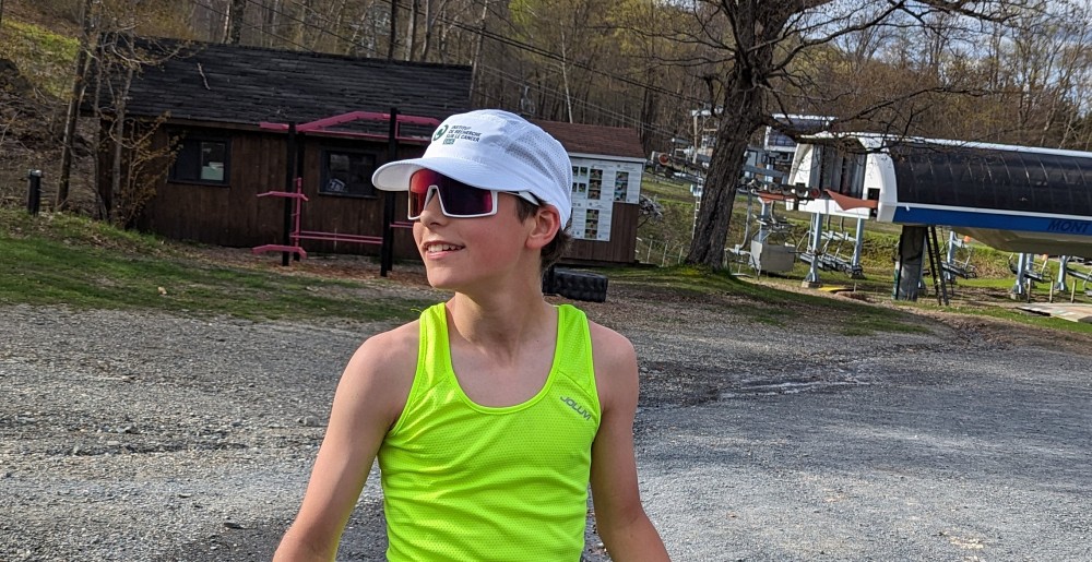 Malo Gallot, fondateur du D&eacute;fi Orford, regardant la montagne apr&egrave;s l&rsquo;avoir gravie &agrave; huit reprises