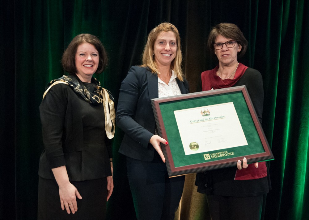 St&eacute;phanie Landry, en compagnie de Lucie Laflamme, vice-rectrice aux &eacute;tudes, et Luce Samoisette, rectrice.