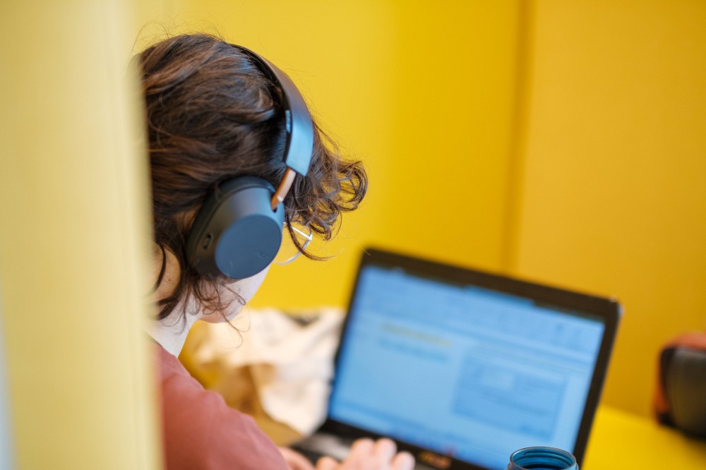 &Eacute;tudiante profitant des espaces communs du E1