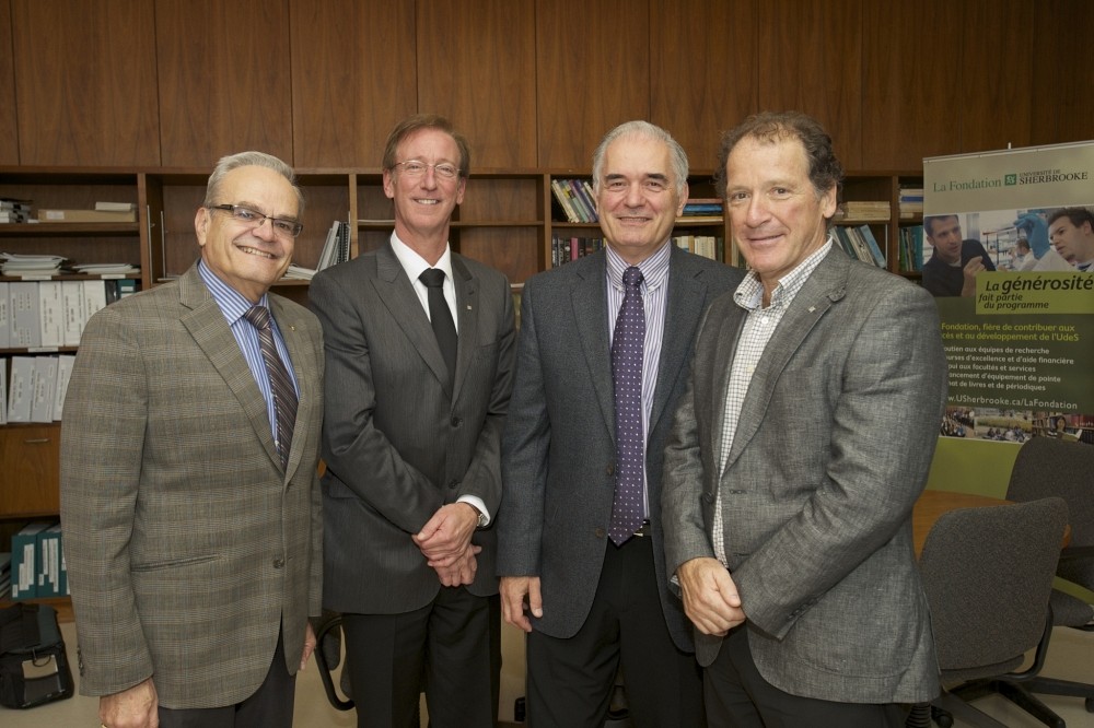 Pr Serge Jandl, doyen de la Facult&eacute; des sciences, Me Fran&ccedil;ois Dub&eacute;, directeur g&eacute;n&eacute;ral de La Fondation, Pr Jean-Marc Belley, donateur au fonds de recherche &Eacute;quaDiff et monsieur Luc Raiche, agent de d&eacute;veloppement de la Facult&eacute; des sciences.