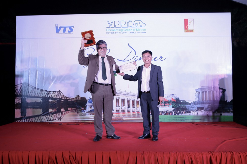 Les professeurs Jo&atilde;o Pedro Trov&atilde;o, Ruben Gonzalez-Rubio et Ahmed Khoumsi sont repartis de la IEEE Vehicle Power and Propulsion Conference avec le Best Conference Paper Award dans la cat&eacute;gorie &laquo;Enseignement - V&eacute;hicules &eacute;lectriques&raquo; pour leur article Project-based Learning in Engineering: Illustration by a Capstone Project of an Electric Vehicle. Sur la photo,&nbsp;le Pr Trov&atilde;o re&ccedil;oit le prix en son nom et celui de ses deux coll&egrave;gues.