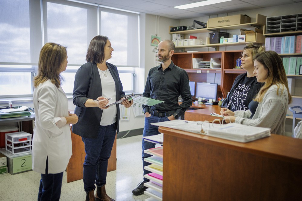Pr Fran&ccedil;ois Lamontagne en compagnie de membres de son &eacute;quipe de recherche