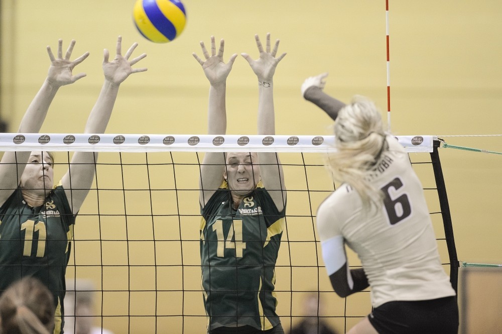 Les Bisons du Manitoba ont eu le dessus en quatre sets, samedi soir au gymnase du pavillon Univestrie.