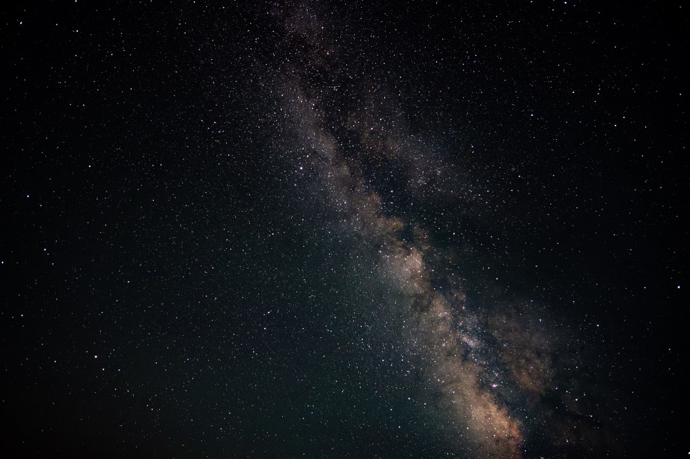 Sans la mati&egrave;re noire, notre propre galaxie, la Voie lact&eacute;e, serait incapable de maintenir la coh&eacute;sion de sa structure en spirale. Les travaux auxquels participe la Pre Maia Vergniory, de l'Institut quantique, permettent &agrave; la science de s'approcher d'une explication de ce ph&eacute;nom&egrave;ne.