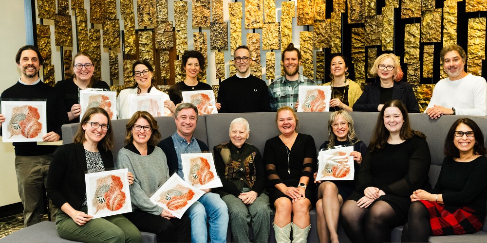 Les r&eacute;cipiendaires des mentions et des prix facultaires sont accompagn&eacute;s (au centre) de Mme Fran&ccedil;oise Breton, de la doyenne, Anne Lessard, et du vice-doyen &agrave; la formation, Matthieu Petit, ainsi que (&agrave; droite) de l'artiste &Eacute;tienne St-Amant et de la vice-doyenne aux &eacute;tudes sup&eacute;rieures, Sawsen Lakhal.