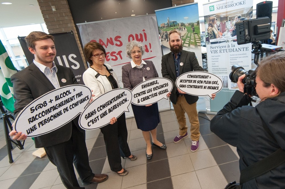 Nicolas Delisle-Godin, pr&eacute;sident de la FEUS, la rectrice Luce Samoisette, Jocelyne Faucher,&nbsp;Secr&eacute;taire g&eacute;n&eacute;rale et vice-rectrice &agrave; la vie &eacute;tudiante, ainsi que Steve St-Pierre, pr&eacute;sident du REMDUS lors du lancement de la campagne &agrave; l'UdeS