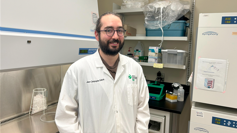 Gagnant du Prix du meilleur article cancer 2025 de l&rsquo;IRCUS : Jean-Christophe Dubois, postdoctorant &agrave; l&rsquo;IRCUS au sein du laboratoire d&rsquo;Alexandre Mar&eacute;chal, professeur-chercheur &agrave; l&rsquo;IRCUS au D&eacute;partement de biologie de la Facult&eacute; des sciences de l&rsquo;Universit&eacute; de Sherbrooke.