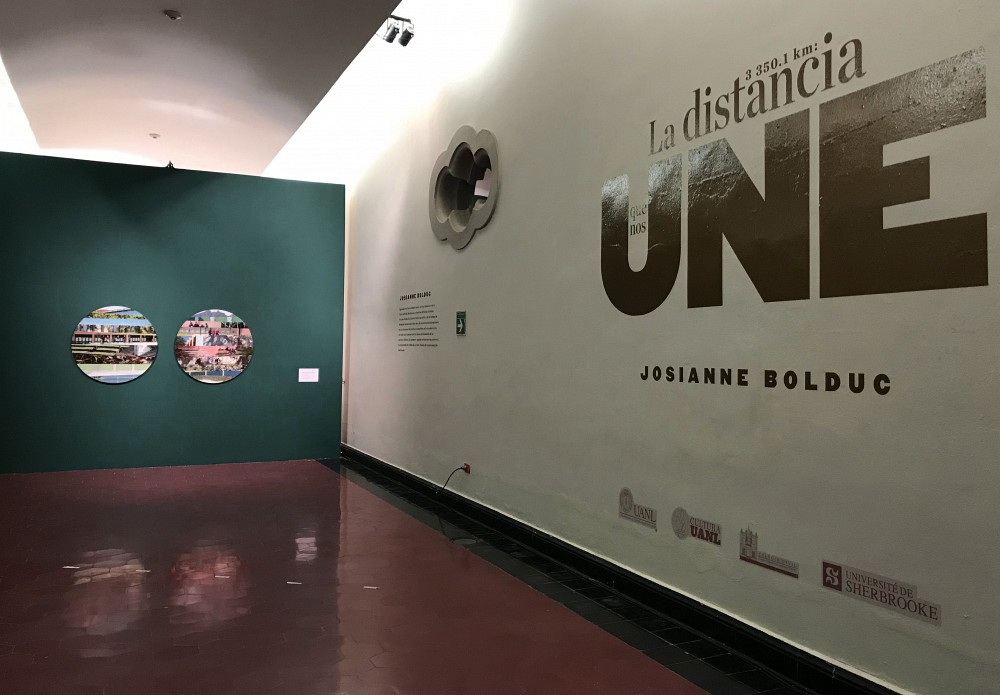 Afin de mettre en lumi&egrave;re l&rsquo;histoire de la collaboration entre les deux institutions, l&rsquo;Universit&eacute; de Sherbrooke a remis en cadeau le premier tirage de l&rsquo;&oelig;uvre&nbsp;3&nbsp;350,1&nbsp;km&nbsp;: la distance qui nous unit &agrave; l&rsquo;Universidad Aut&oacute;noma de Nuevo Le&oacute;n comme symbole de leur sinc&egrave;re amiti&eacute;.&nbsp;Un deuxi&egrave;me tirage est install&eacute; sur le Campus principal de l&rsquo;Universit&eacute; de Sherbrooke.