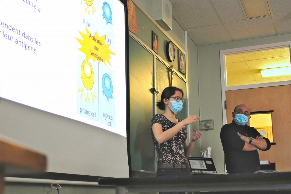 Andr&eacute;a Courcy,&nbsp;attach&eacute;e &agrave; la promotion de la science au RECSUS, et&nbsp;Jorge Alfonso L&eacute;on Machado, pr&eacute;sident du Comit&eacute; Promo Science du RECSUS, lors d'une pr&eacute;sentation sur les vaccins.