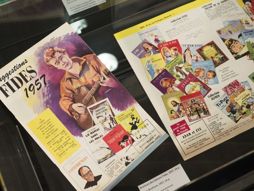 Brochure publicitaire des &Eacute;ditions Fides en 1957, pr&eacute;sent&eacute;e dans le cadre de l'exposition &laquo;&nbsp;Entre l'auteur et le lecteur&nbsp;: l'archive&nbsp;&raquo;.