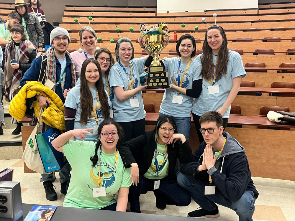 La d&eacute;l&eacute;gation de l'UdeS aux Jeux de la traduction 2023.De gauche &agrave; droite, en bleu&nbsp;: J&eacute;r&ocirc;me St-Martin, Jo&euml;lle Brizard, &Egrave;ve-Alexia Levesque, Camille Normandeau, Joanie Pich&eacute;, Delphine Loiselle et Andr&eacute;anne Martin. En vert, les dipl&ocirc;m&eacute;s Marie-Laurence C&ocirc;t&eacute;-Poirier, Pao-Lan Ladouceur et Fran&ccedil;ois Champagne.