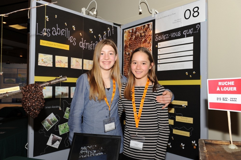 Deux exposantes de la finale r&eacute;gionale de l'Expo-sciences Hydro-Qu&eacute;bec 2014, pr&ecirc;tes &agrave; accueillir les visiteurs.