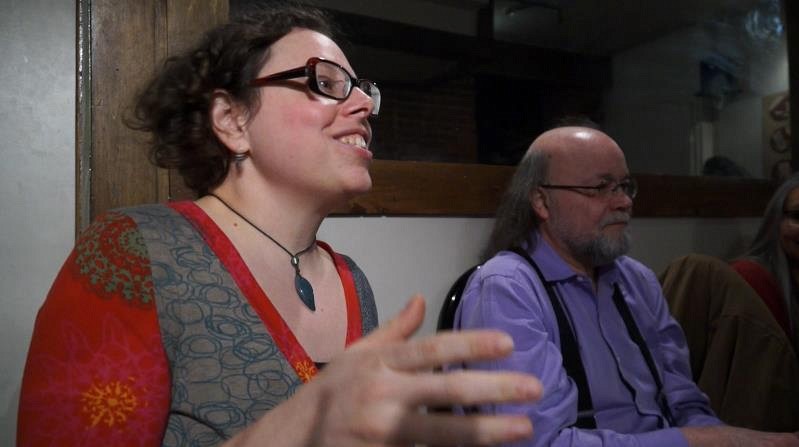 Marie-&Egrave;ve Hamel en pleine chanson &agrave; r&eacute;pondre (extrait du film R&eacute;sonance de Jo&euml;lle Gauvin-Racine).