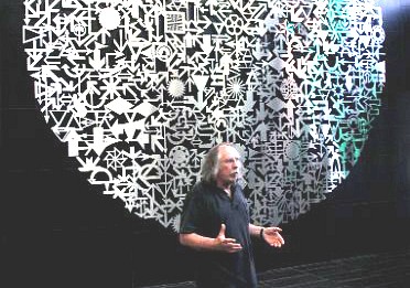 L'artiste sherbrookois Michel Goulet a pr&eacute;sent&eacute; son oeuvre Un monde en soi, qui hornera d&eacute;sormais le hall d'entr&eacute;e du Campus de Longueuil