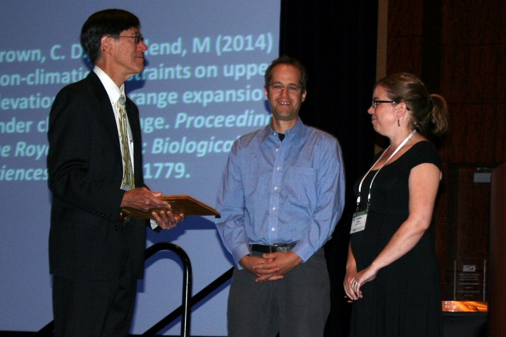 Le pr&eacute;sident de l'Ecological Society of America, Pr David Inouye, remet le prix W.S. Cooper &agrave; Pr&nbsp;Mark&nbsp;Vellend et Pre Carissa Brown.