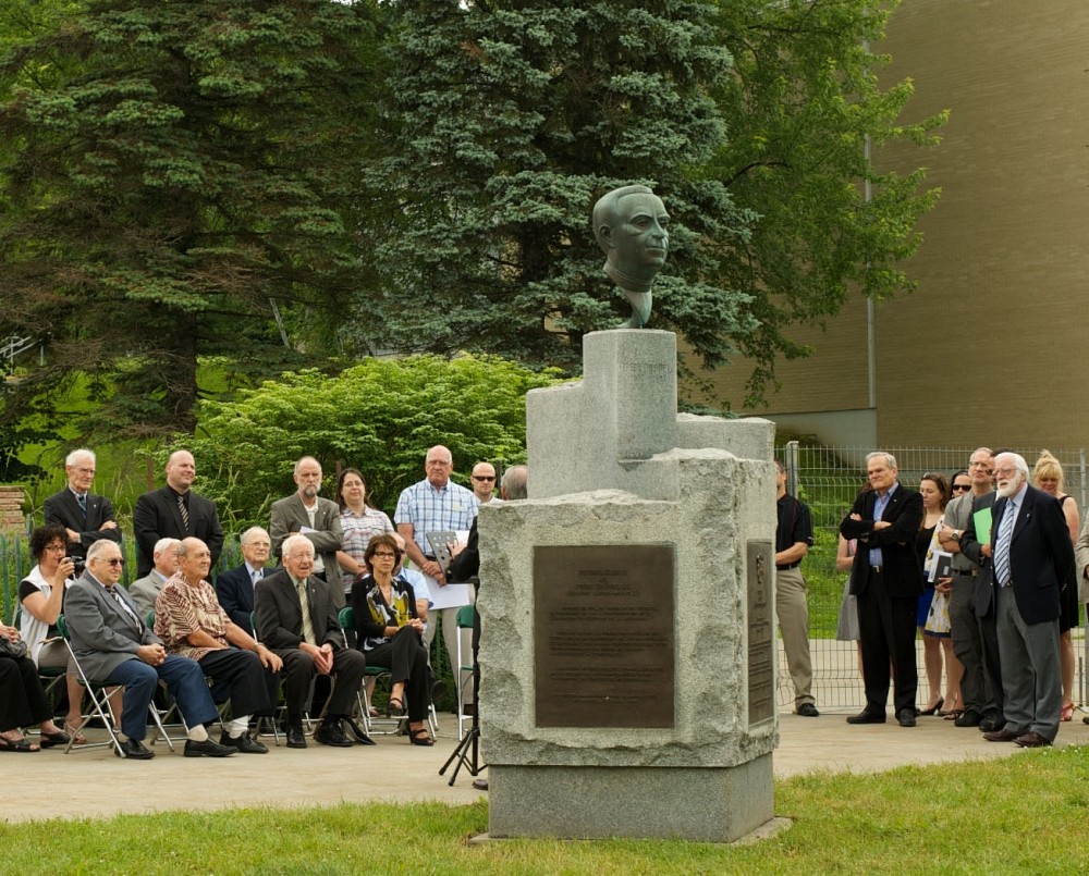 La statue du fr&egrave;re Th&eacute;ode se trouve maintenant sur la colline universitaire, au coeur des sciences et du g&eacute;nie.