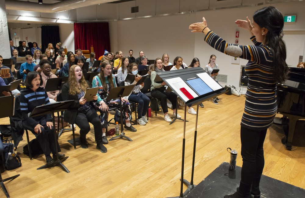 Le r&eacute;pertoire cor&eacute;en du prochain concert de l'Ensemble vocal, sous la direction de Eun Jung Park, a accueilli les invit&eacute;s de la c&eacute;r&eacute;monie.