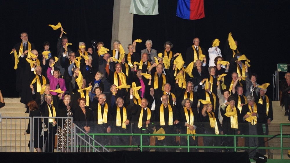 Les dipl&ocirc;m&eacute;s de la promotion de 1962, chaudement salu&eacute;s et applaudis par la rectrice de l'UdeS, Pre Luce Samoisette, et par les dipl&ocirc;m&eacute;s 2012.