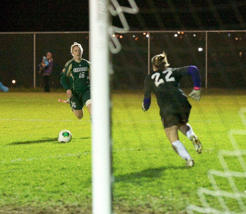 L'attaquante Marie-&Egrave;ve Jacques a marqu&eacute; deux des six buts du Vert&nbsp;&&nbsp;Or dans la victoire de 6 &agrave;&nbsp;0 sur les Gaiters vendredi, en plus de faire bouger les cordages deux autres fois contre le Rouge et Or dimanche par un important gain de 2 &agrave;&nbsp;0.