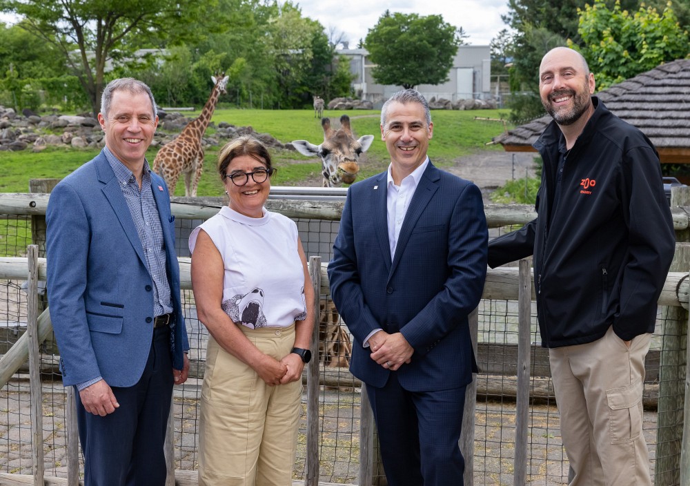 De gauche &agrave; droite : M. Paul Gosselin, directeur g&eacute;n&eacute;ral du Zoo de Granby,&nbsp;Pre&nbsp;Carole Beaulieu, doyenne de la Facult&eacute; des sciences, M. Olivier D&eacute;silets, directeur du d&eacute;veloppement philanthropique de La Fondation et&nbsp;M. Patrick Par&eacute;, biologiste et directeur Conservation et Recherche au Zoo de Granby