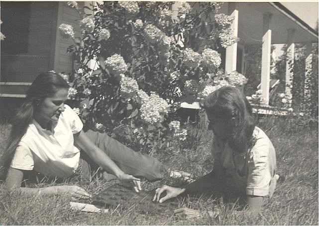 Anne H&eacute;bert et sa s&oelig;ur devant la demeure familiale.