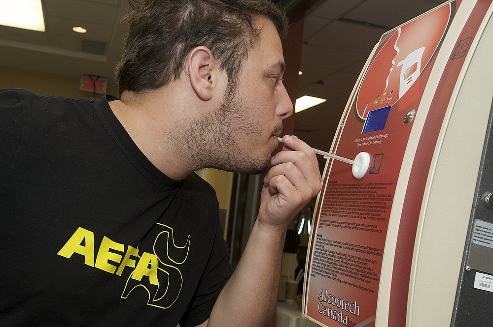 Le d&eacute;voilement de l'&eacute;thylom&egrave;tre a suscit&eacute; beaucoup d'int&eacute;r&ecirc;t et de curiosit&eacute; r&eacute;cemment &agrave; la Facult&eacute; d'administration.