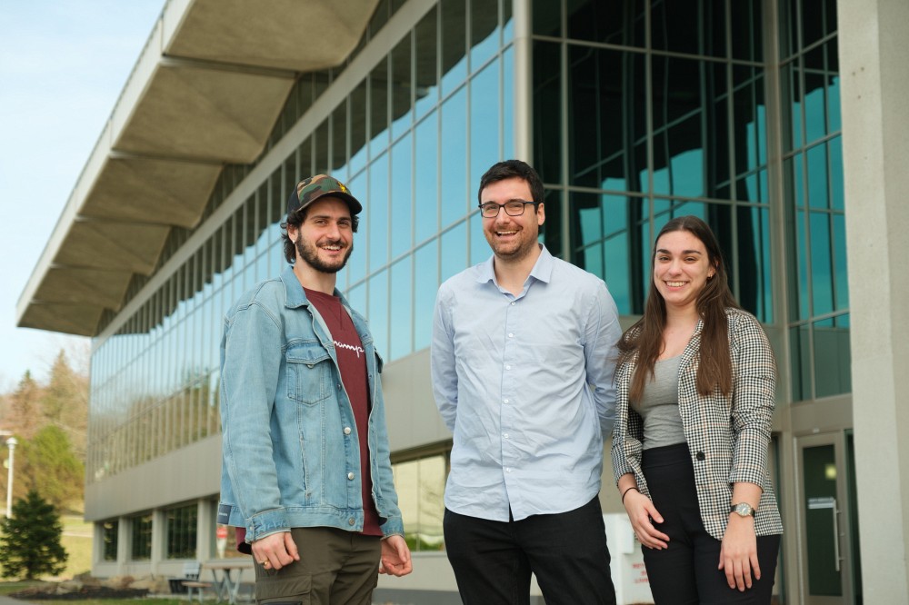 Christopher Pacheco, Thomas Crozet et Chlo&eacute; Vaudry, les personnes &eacute;tudiantes laur&eacute;ates. Marie-Pier Vaudry, aussi laur&eacute;ate, est absente sur la photo.