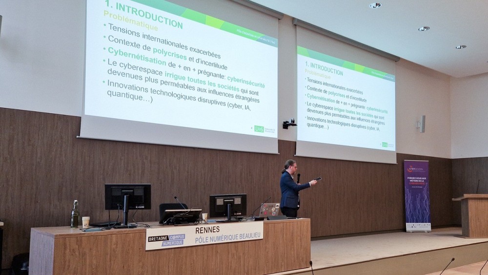 Le 6 f&eacute;vrier, le professeur Loiseau a livr&eacute; une pr&eacute;sentation intitul&eacute;e&nbsp;G&eacute;opolitique de la cybers&eacute;curit&eacute; : impacts soci&eacute;taux de l'IA sur la d&eacute;sinformation aux personnes r&eacute;unies par le P&ocirc;le num&eacute;rique Beaulieu de l'Universit&eacute; de Rennes.
