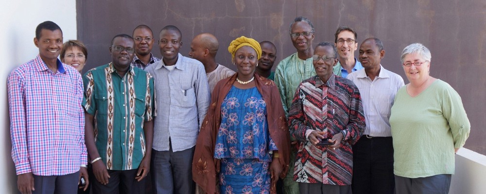 Pre Line Langlois, Dr Fran&ccedil;ois Couturier, Dr Mahamane Ma&iuml;ga et Pre Diane Clavet accompagn&eacute;s de participants et participantes de la Facult&eacute; de M&eacute;decine et d'Ondontostomatologie (FMOS) de l'Universit&eacute; des Sciences, des Techniques et des Technologies de Bamako &agrave; un atelier de formation professorale, 2012